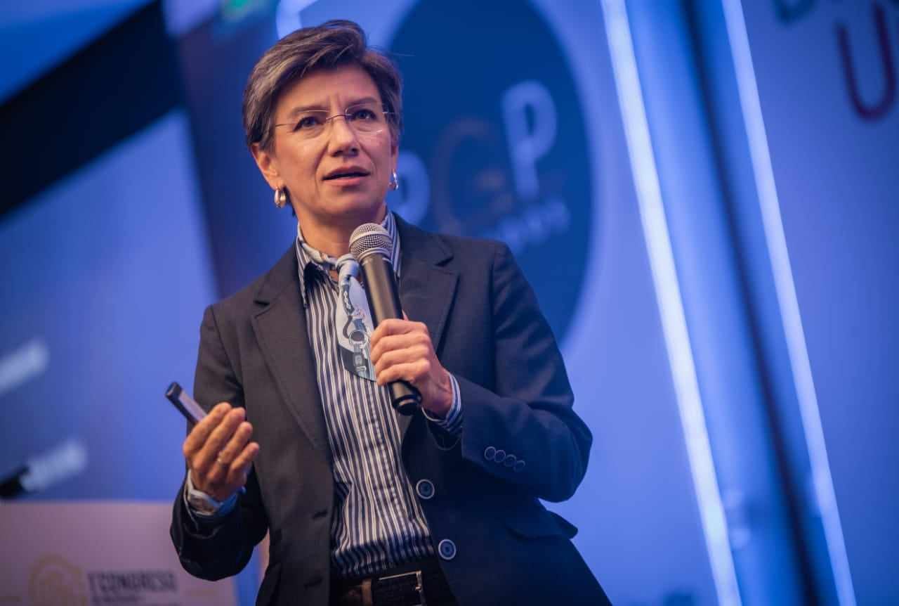 Claudia López se raja: el 60,1% desaprueba su gestión y 73,5% cree que la ciudad está empeorando, según encuesta de Invamer - Semana