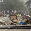 Una captura de un vídeo de AFPTV muestra a palestinos levantando banderas blancas mientras huyen a pie de la ciudad de Gaza en medio de las batallas entre Israel y el grupo terrorista Hamas