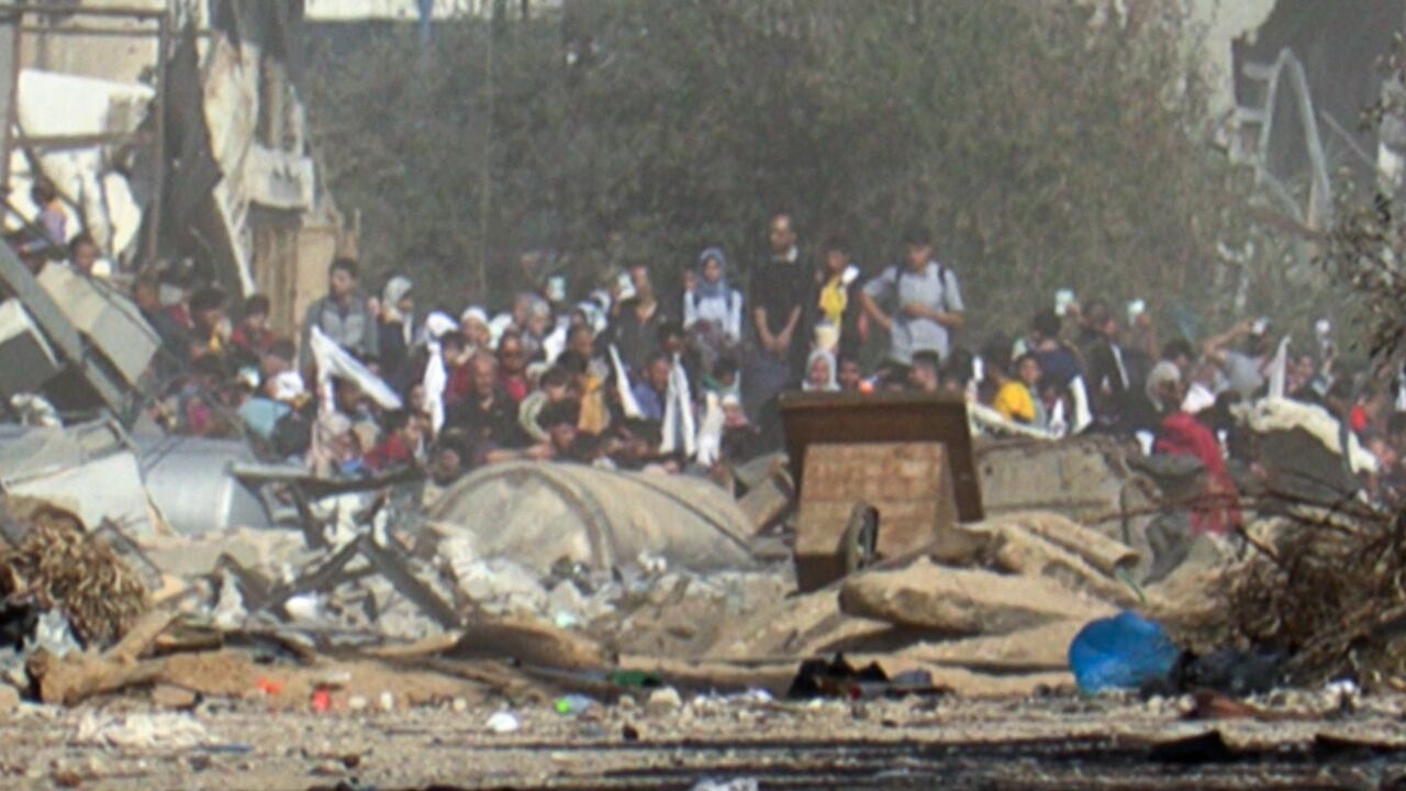 Una captura de un vídeo de AFPTV muestra a palestinos levantando banderas blancas mientras huyen a pie de la ciudad de Gaza en medio de las batallas entre Israel y el grupo terrorista Hamas