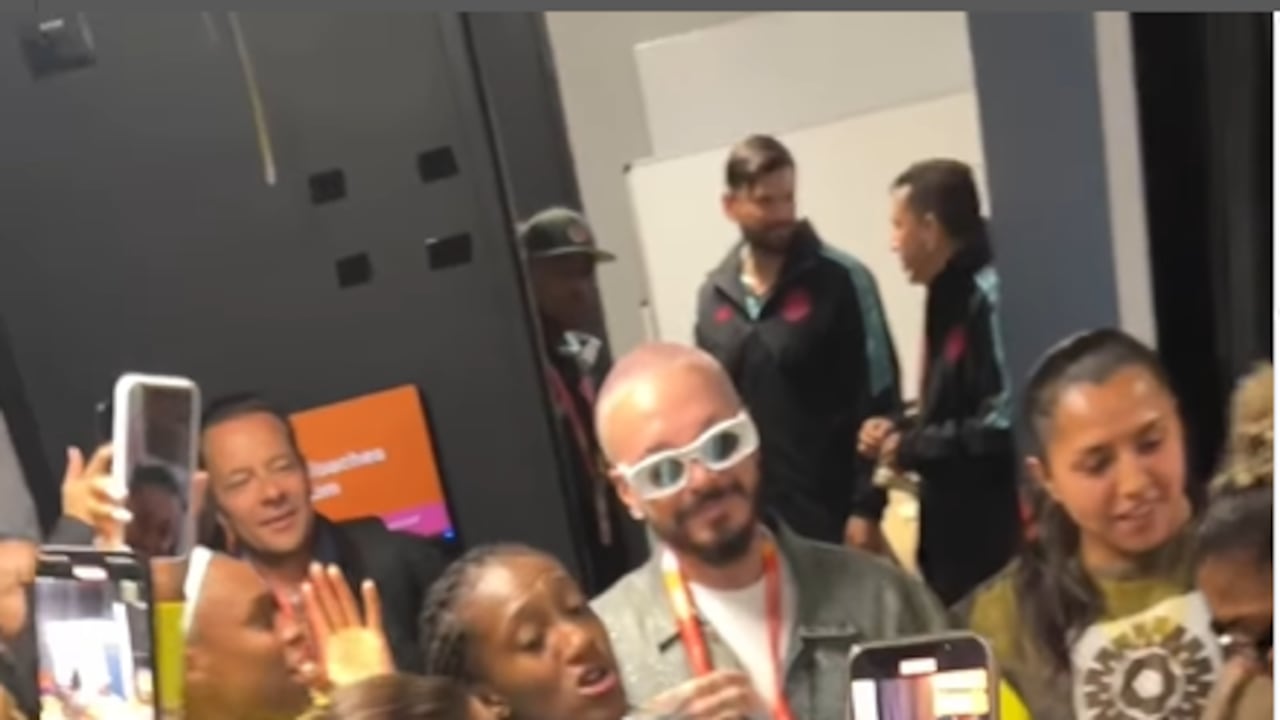 J Balvin celebra en el camerino con la selección Colombia Femenina