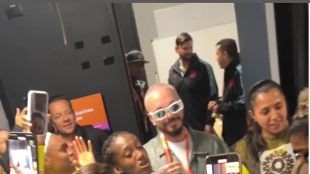 J Balvin celebra en el camerino con la selección Colombia Femenina.
