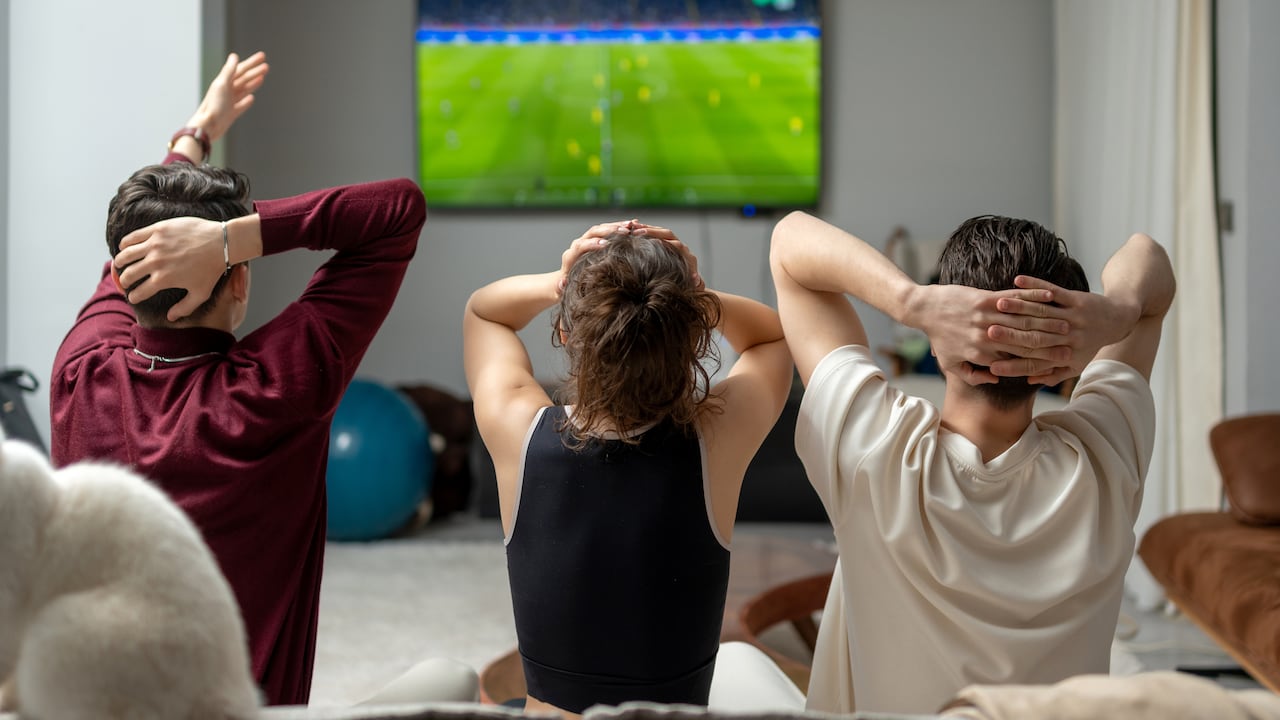 El fútbol impulsa nuevas formas de entretenimiento en los hogares colombianos.