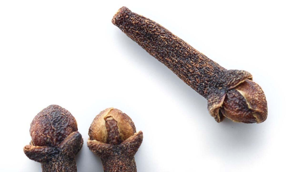 El clavo se puede usar como una opción natural para mejorar el mal aliento.