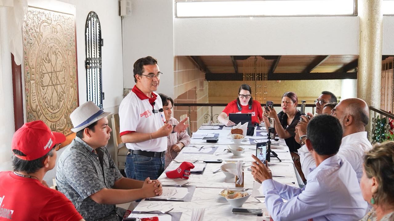 Más allá de reducir trámites, el candidato propone un sistema que obligue a revisar y sustituir normas obsoletas antes de expedir nuevas disposiciones.