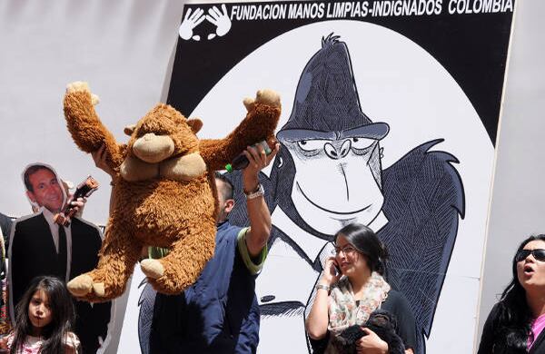 Liderados por Armando Novoa, Pablo Bustos y Gustavo Bolívar, ciudadanos que en el último mes han liderado demandas a curules, y hasta la revocatoria del Congreso, les recordaban a la clase política la indignación que algunas de sus actuaciones han generado en la opinión pública.