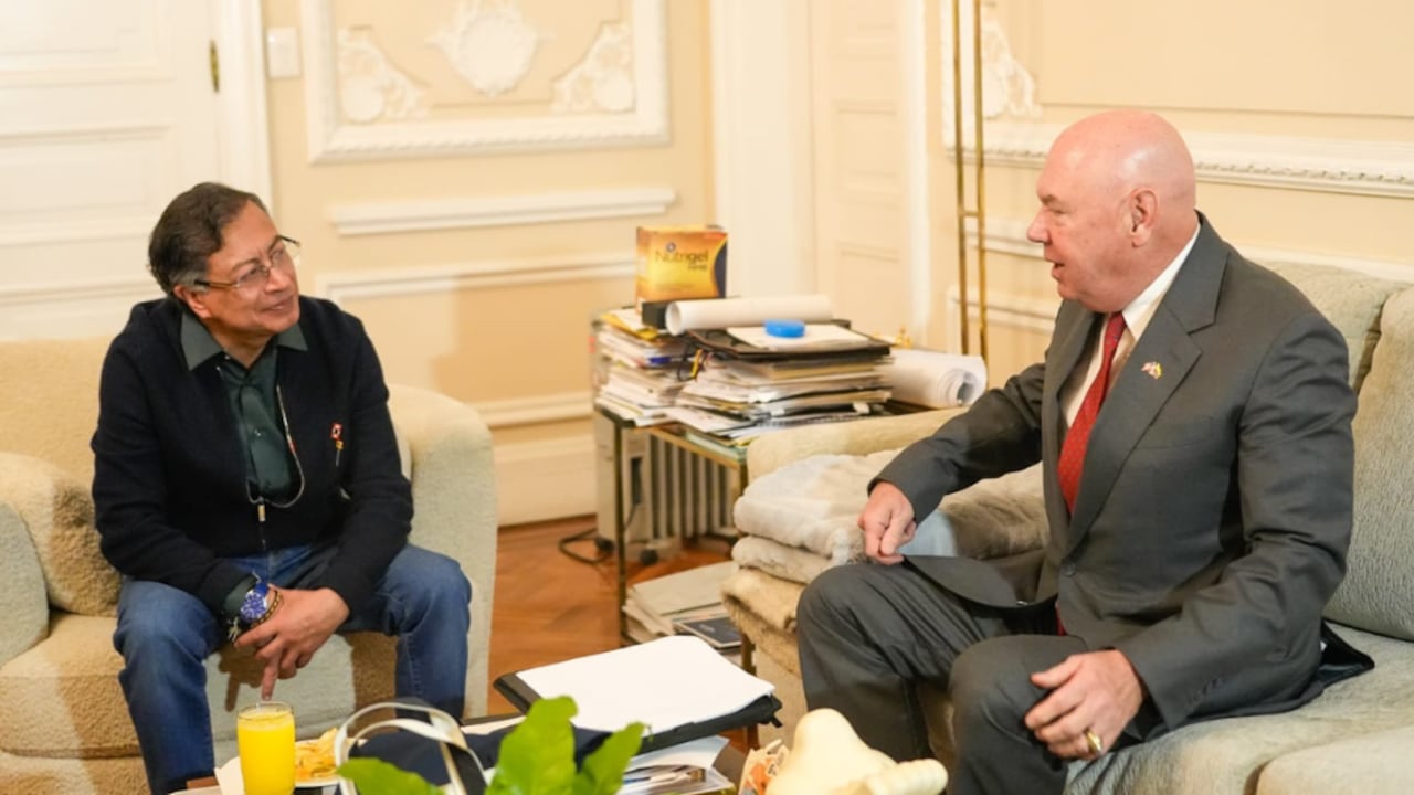Gustavo Petro y John McNamara, encargado de negocios de Estados Unidos en Colombia.