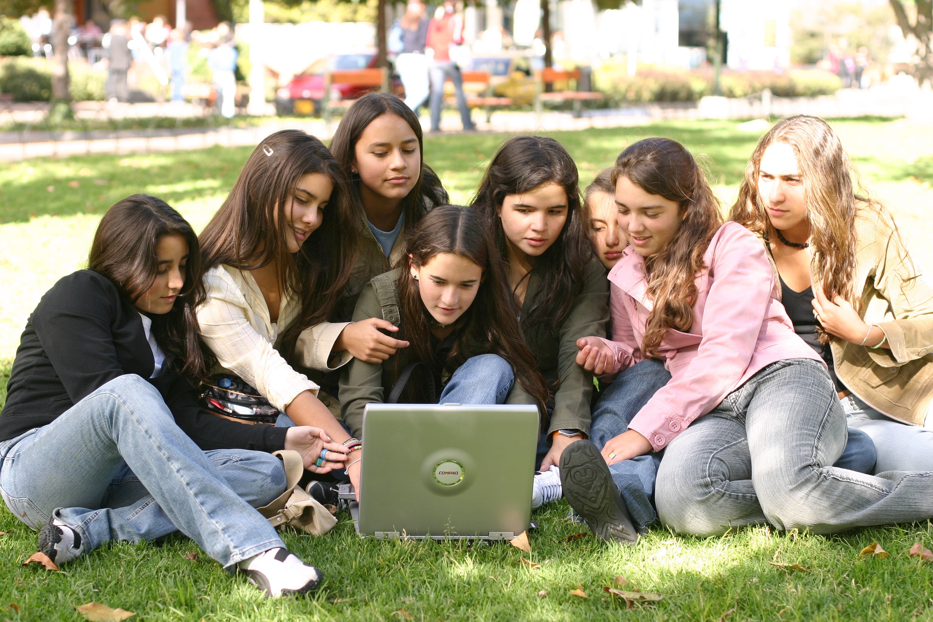 Las nuevas generaciones han desplazado la socialización personal por la interacción virtual al momento de conocer personas.