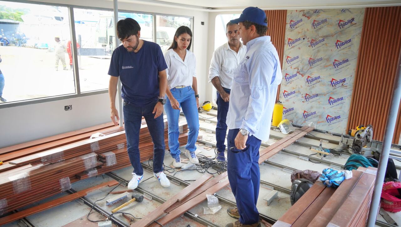 Trabajan en la decoración al interior del bus