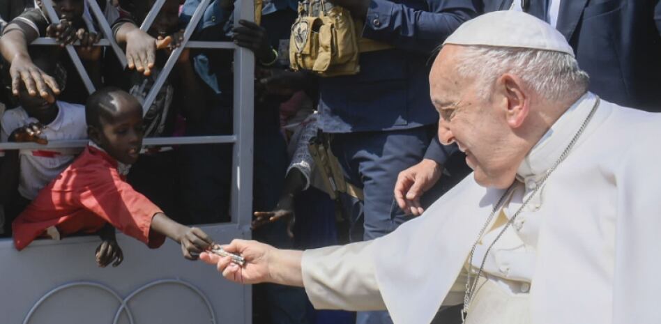 El papa Francisco recibiendo una limosna en Sudán del Sur.