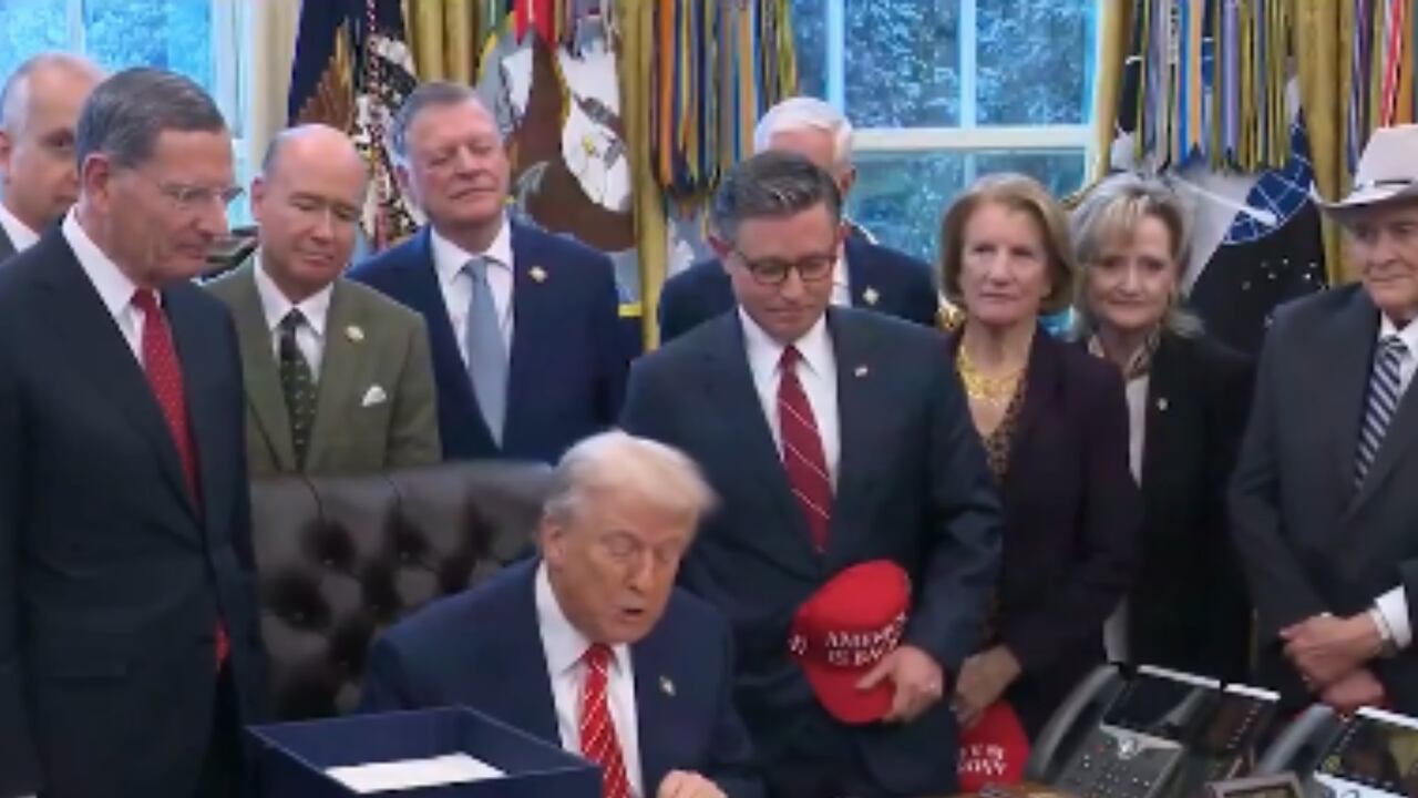 El presidente Donald J. Trump firma en la Casa Blanca la Ley de Asignaciones Consolidadas de 2026, que puso fin al cierre parcial y restableció el financiamiento federal.