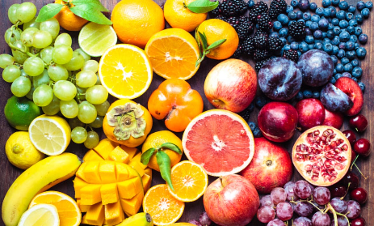 La OMS recomienda consumir cinco porciones de fruta diaria.