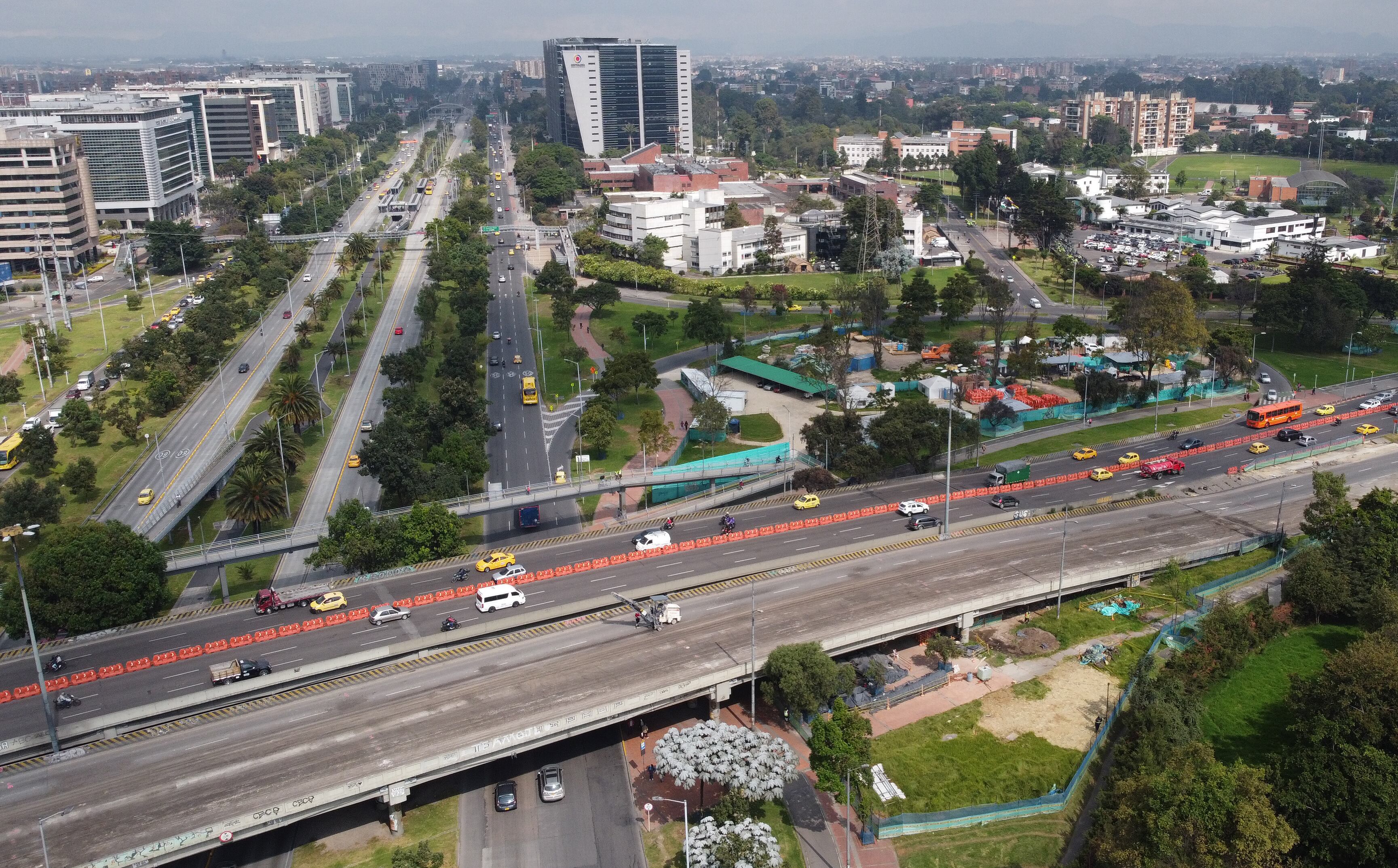 Obras de transmilenio en el puente de la avenida 68 con avenida el Dorado