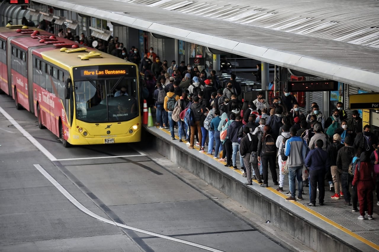 Trasmilenio portal norte, buses llenos, gente esperando bus en cuarentena estricta