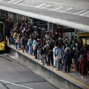 Trasmilenio portal norte, buses llenos, gente esperando bus en cuarentena estricta