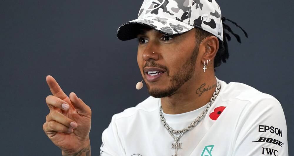 Lewis Hamilton se ha vuelto tendencia en redes sociales, pues se rumorea que posiblemente esté saliendo con la cantante Shakira. 