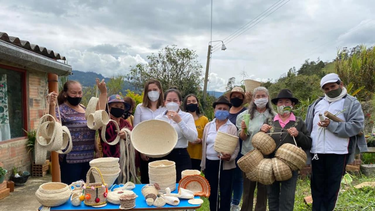 39 jenesanenses conforman la Asociación de Artesanos y Emprendedores De Jenesano, con la cual buscas rescatar y preservar las tradiciones ancestrales.