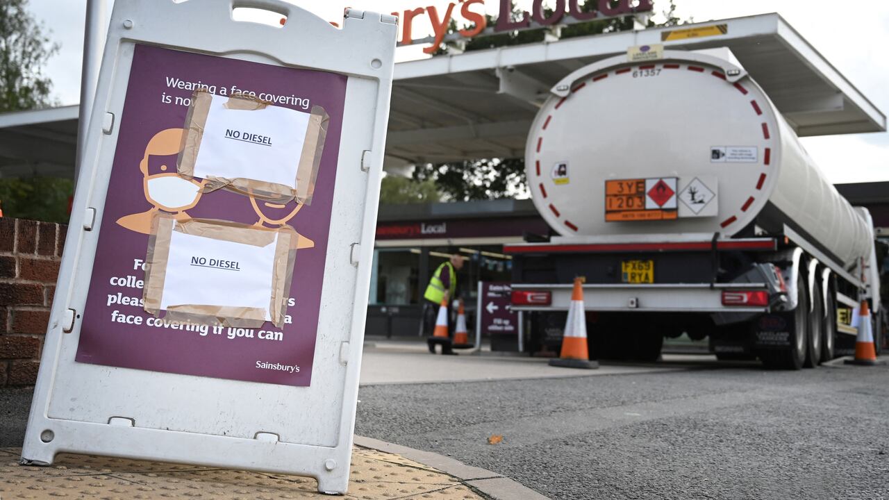 An aerial view shows motorists queueing at a petrol station in Coventry, central England on September 28, 2021. - The UK government today faced calls for nurses, police, teachers and other key workers to be given priority at petrol pumps, as the army was put on standby to ease a fuel supply crisis. (Photo by Paul ELLIS / AFP)