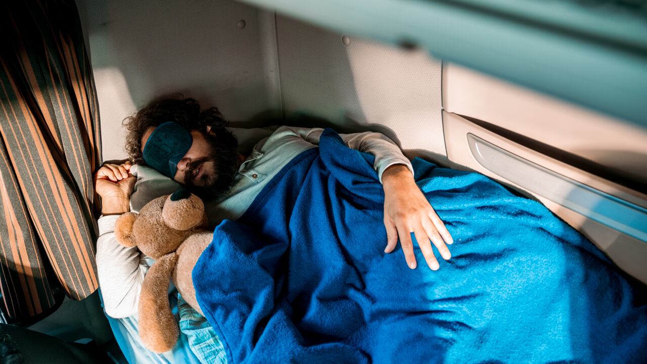 Hay quienes no pueden dormir sin una cobija y una almohada. Getty Images.