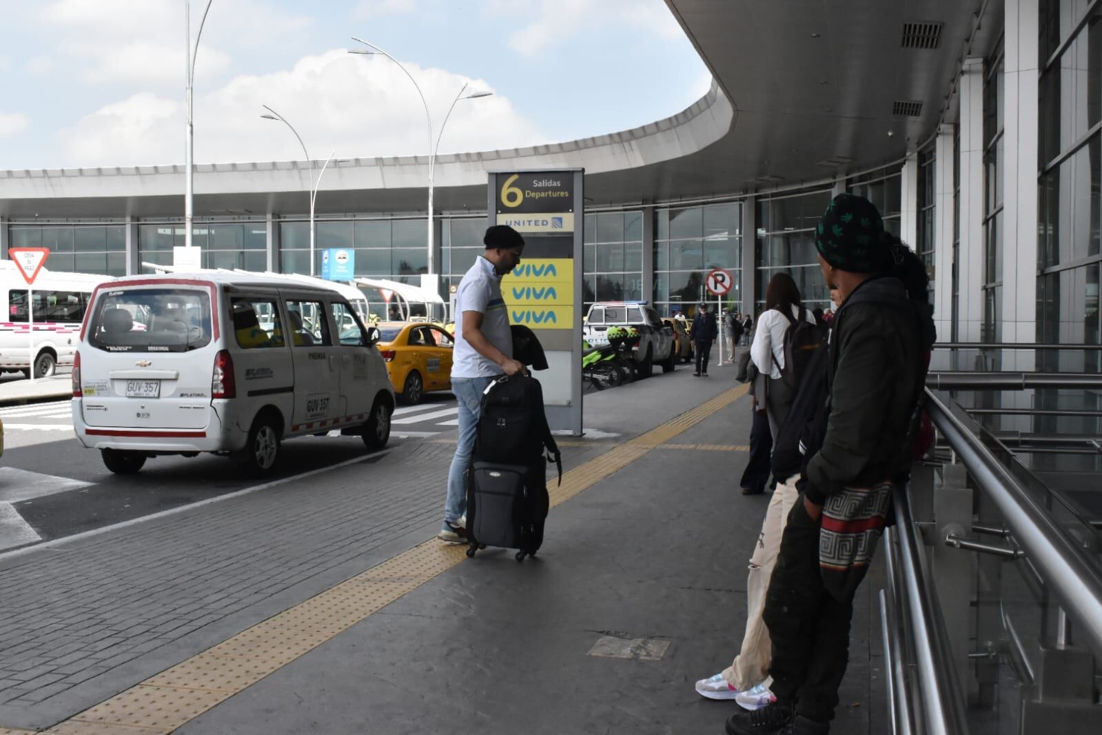 Crisis de pasajeros en el aeropuerto El Dorado
