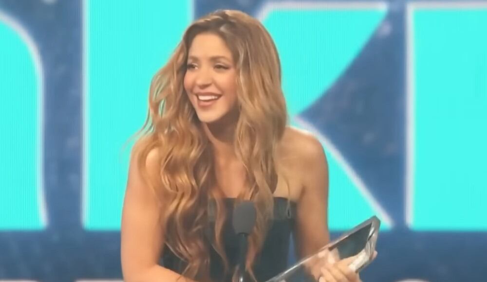 La cantante lució un costoso vestido en la premiación de Billboard.