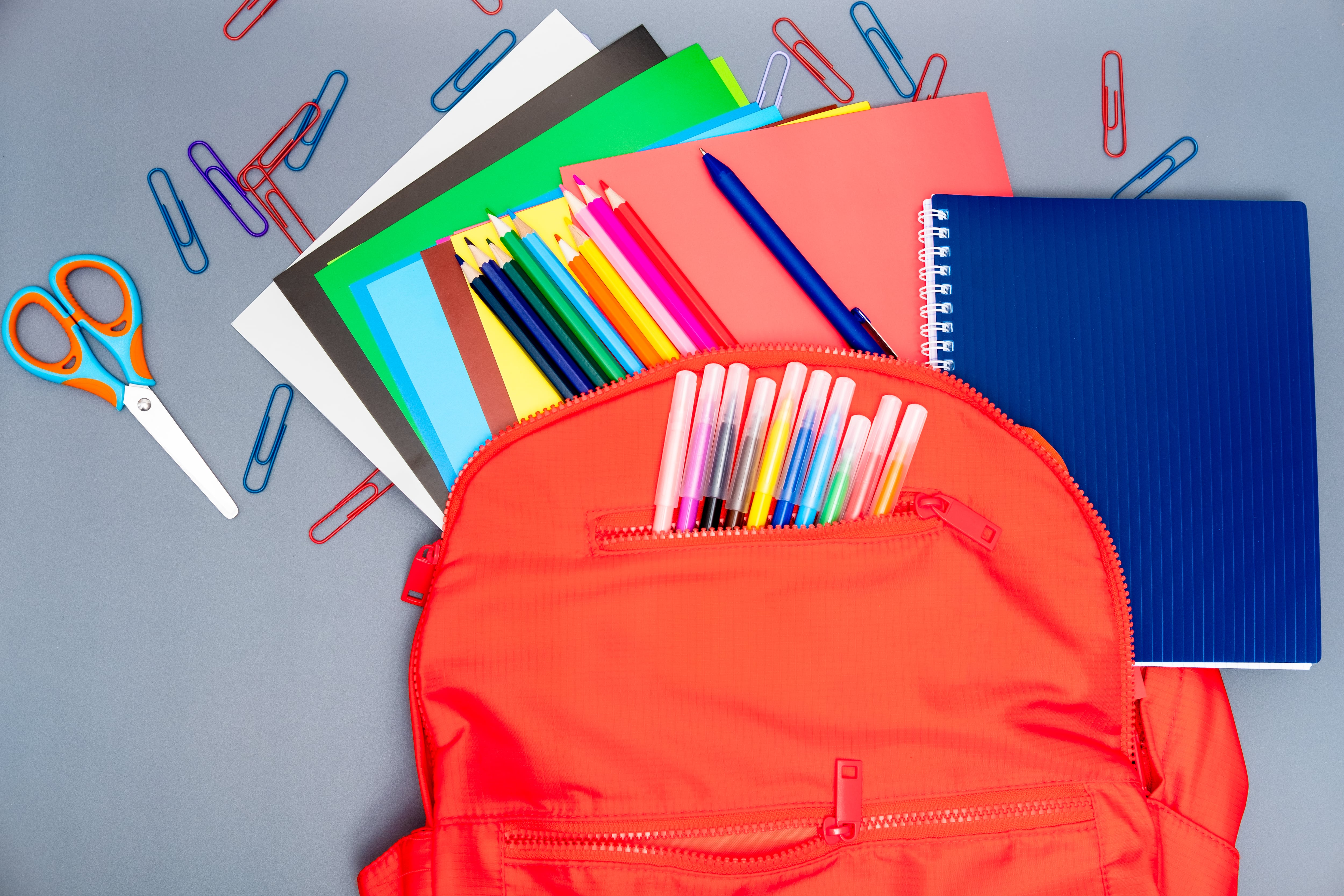 Tema escolar colorido, espacio para copiar.