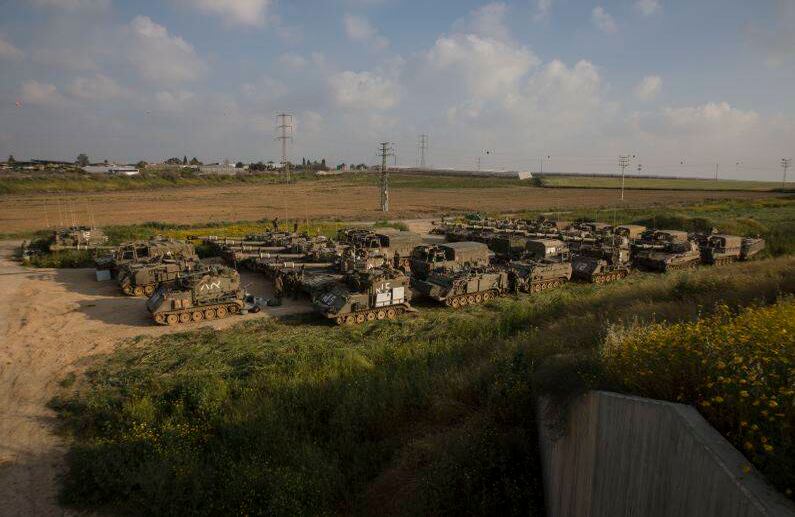 La artillería del ejército israelí se ve desplegada cerca de la frontera con Gaza, en el sur de Israel. FOTO: Tsafrir Abayov/AP