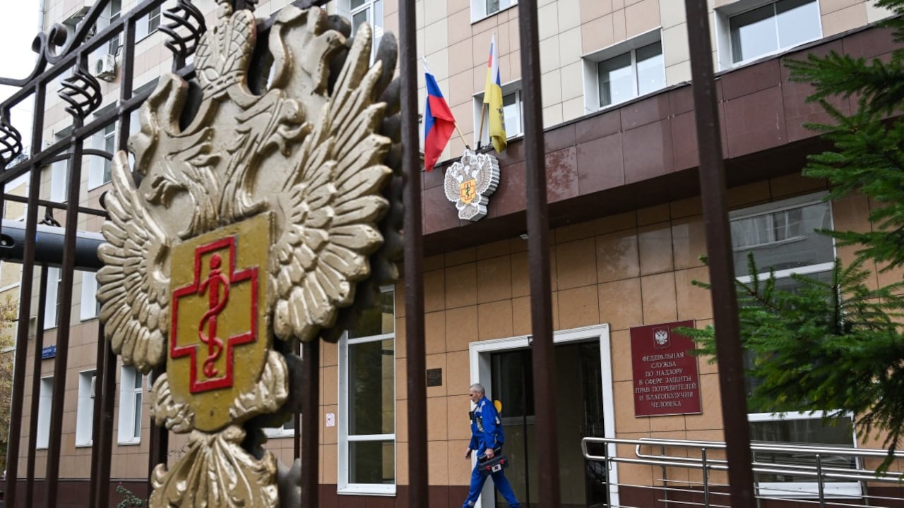 Autoridades rusas restaron importancia a los informes sobre la muerte de un técnico de laboratorio en Siberia a causa de la peste, insistiendo en que la situación estaba bajo control.
