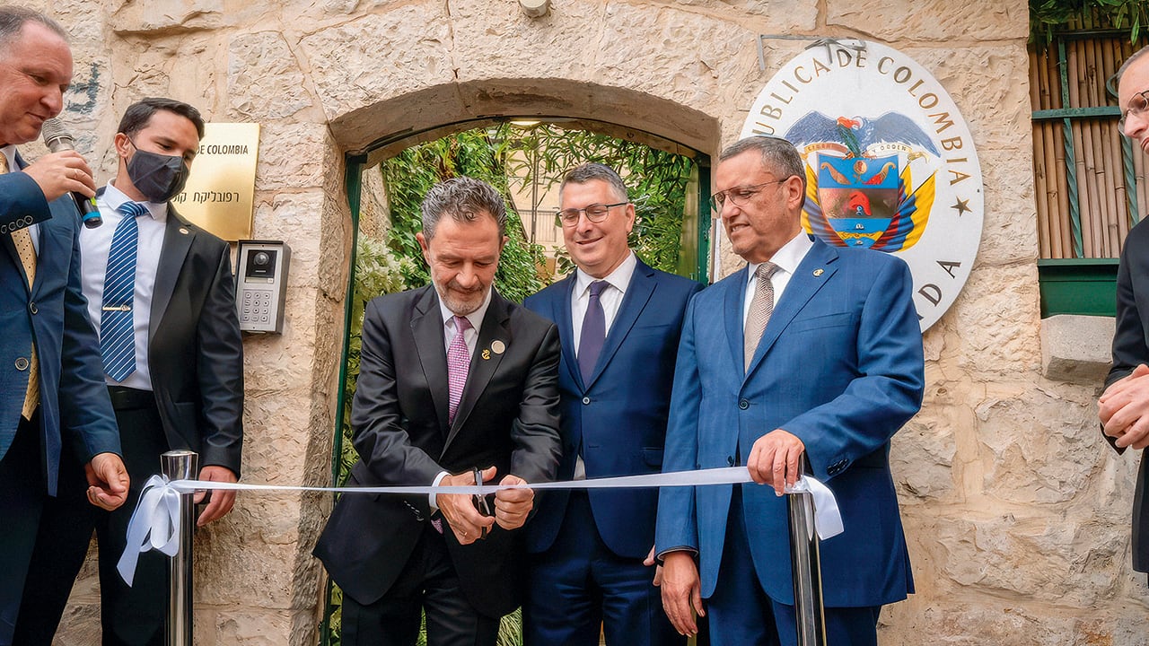 Colombia fue el décimo país en abrir su embajada en Jerusalén. En la foto, el canciller de Israel, Gideon Sa’ar, y el de Colombia, Omar Bula.