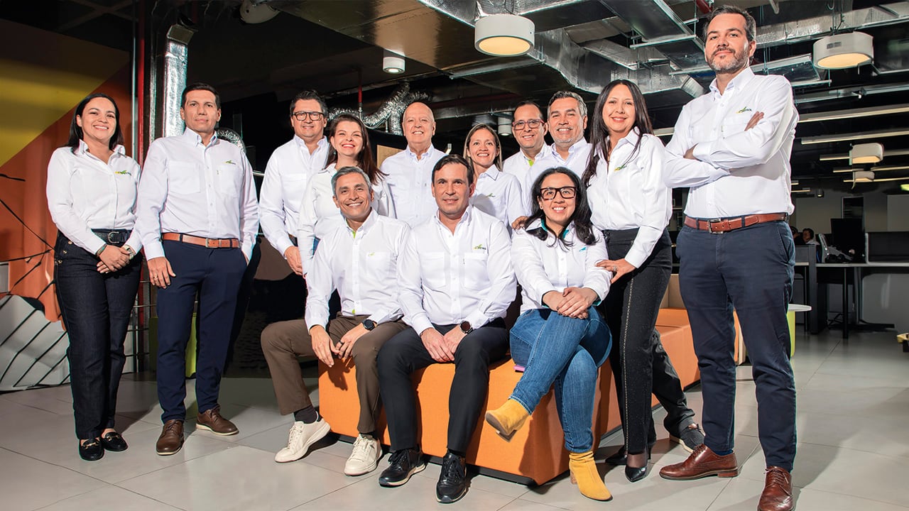 Sergio Moreno, vicepresidente de Innovación en Ecopetrol, y su equipo de trabajo. Uno de sus logros recientes es la producción del primer combustible renovable de aviación en Latinoamérica.
