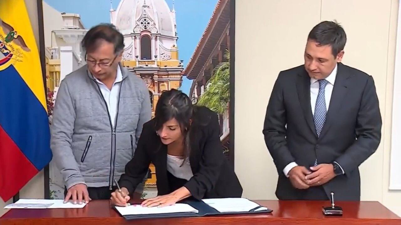 Irene Vélez durante la posesión en el cargo como ministra de Minas