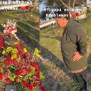 La mujer se mostró sorprendida al encontrar un arreglo florar ajeno en la tumba de su marido