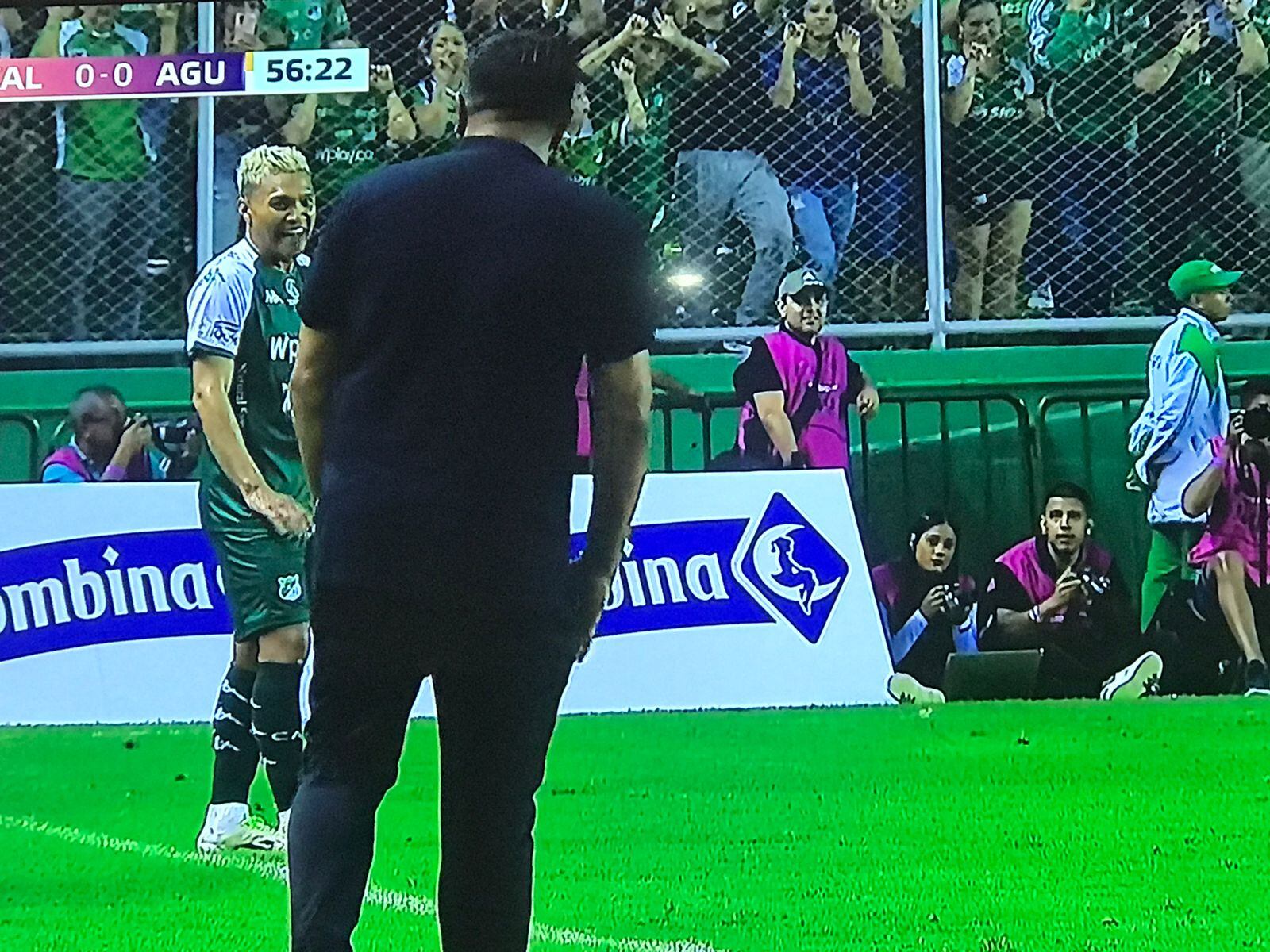 Teófilo Gutiérrez y César Farías en un cruce de palabras y gestos en el partido entre Cali y Águilas