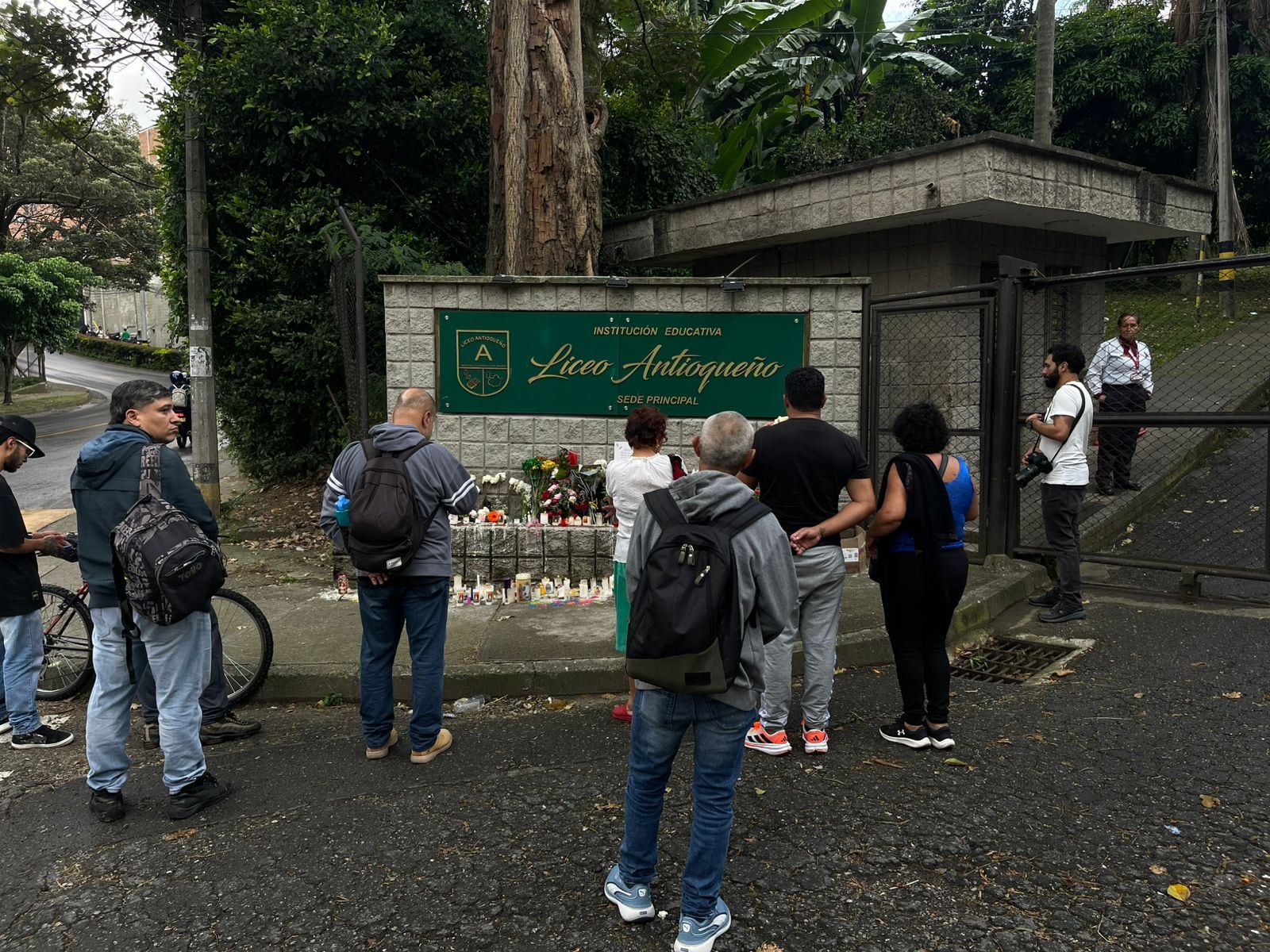 Fachada del Liceo Antioqueño, en Bello, donde decenas de personas se acercan a realizar una ofrenda por los 16 estudiantes fallecidos en el accidente del bus en Remedios.