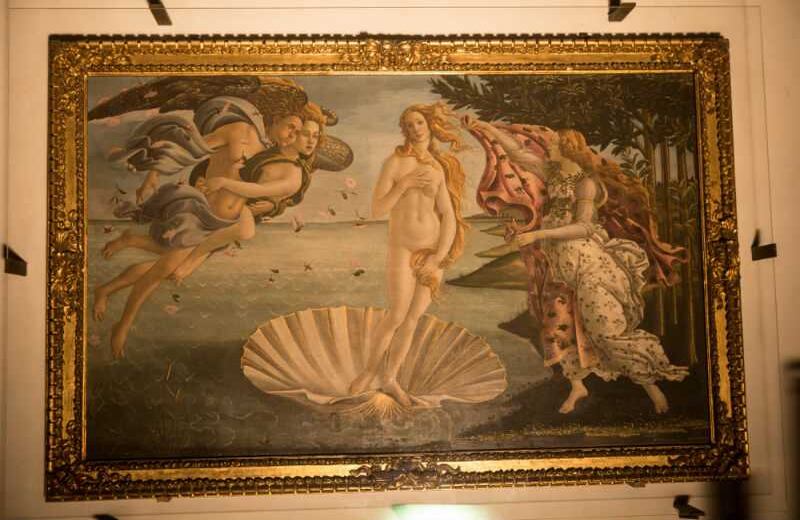 El Nacimiento de venus de Botticelli: Según uffizi.org, esta pintura es considerada como “una de las obras de arte más famosas y apreciadas del mundo”.  Botticelli documentó que Venus fue interpretada por la musa Simonetta Vespucci. 