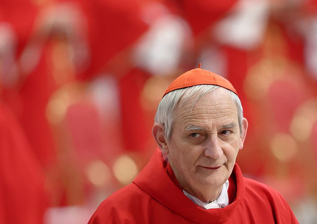 El cardenal Matteo Zuppi durante la Santa Misa del quinto día de los Novendiales en memoria del difunto Papa Francisco en la Basílica de San Pedro, presidida por el Cardenal Leonardo Sandri, Vicedecano del Colegio Cardenalicio. Ciudad del Vaticano (Vaticano), 30 de abril de 2025