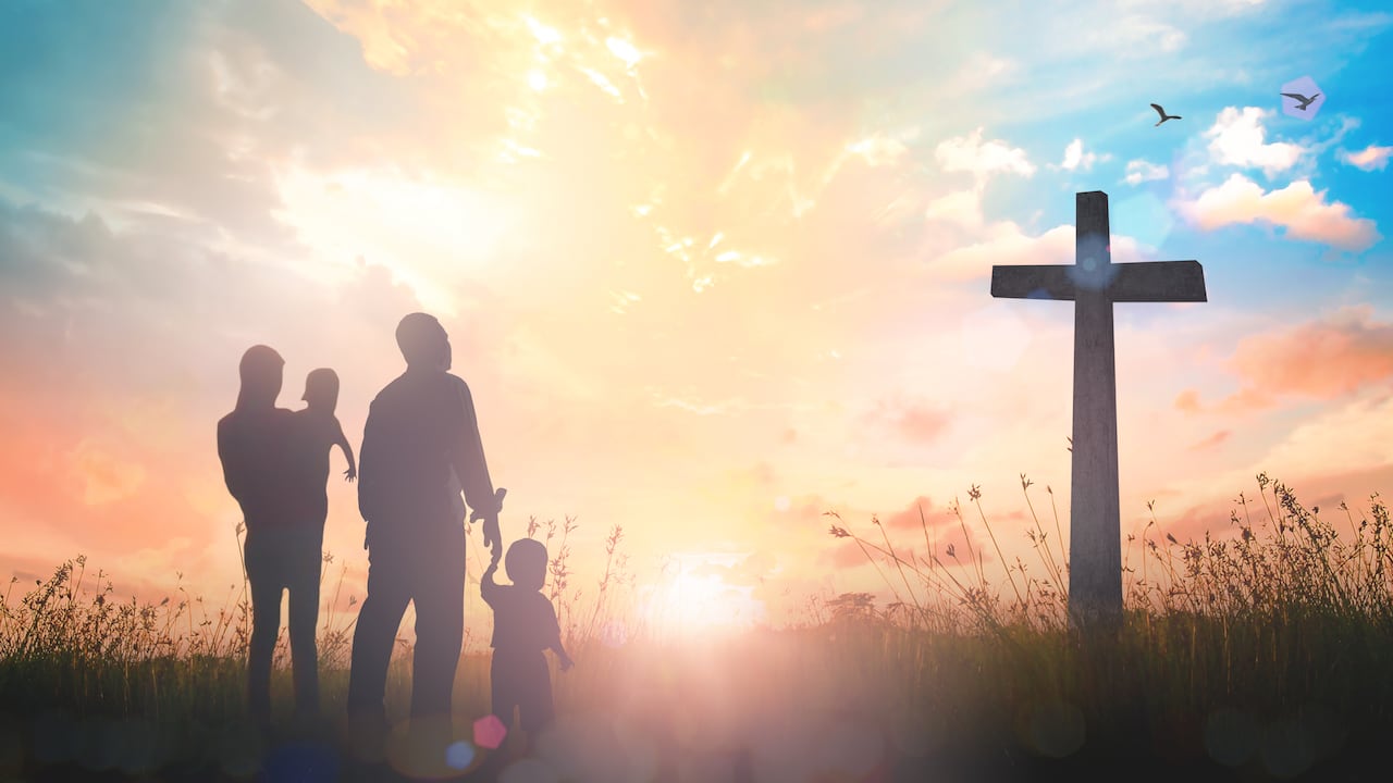 Los creyentes de la cultura religiosa dicen que orar por la familia y amigos es santo, pero también es necesario pedir por los que no tienen un hogar o un plato de comida.