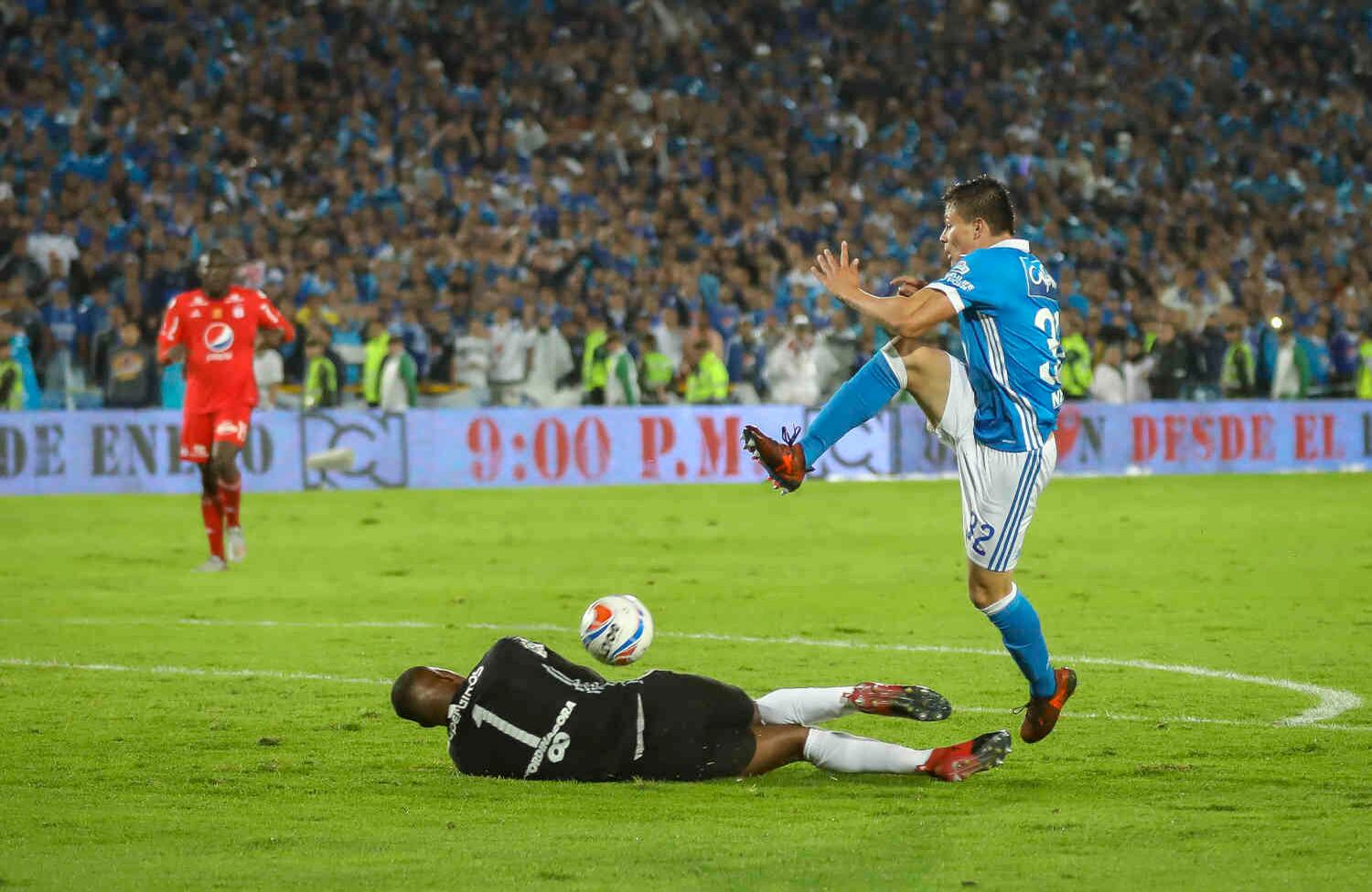 El juvenil Carlos Huérfano tuvo en sus pies el gol de la victoria pero Carlos Bejarano achicó rápido y evitó el gol embajador. Foto: Esteban Vega / SEMANA
