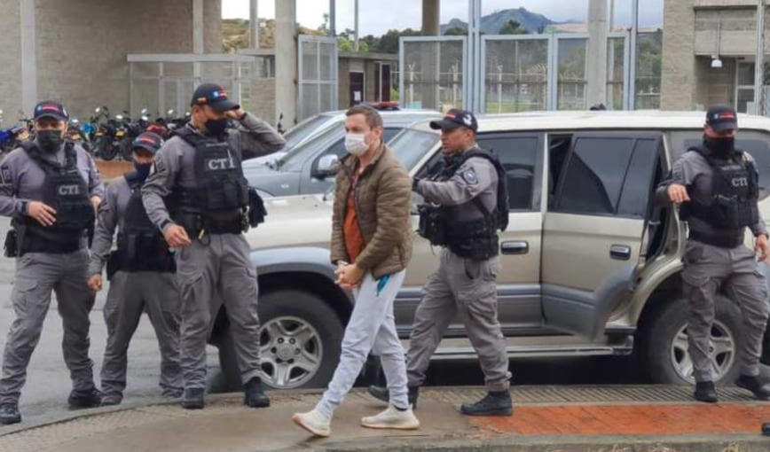 Jhonier Leal ya fue trasladado desde el búnker de la Fiscalía a la cárcel La Picota de Bogotá. El confeso asesino de su hermano Mauricio Leal y su madre Marleny Hernández enfrentará el resto del juicio en ese centro penitenciario.