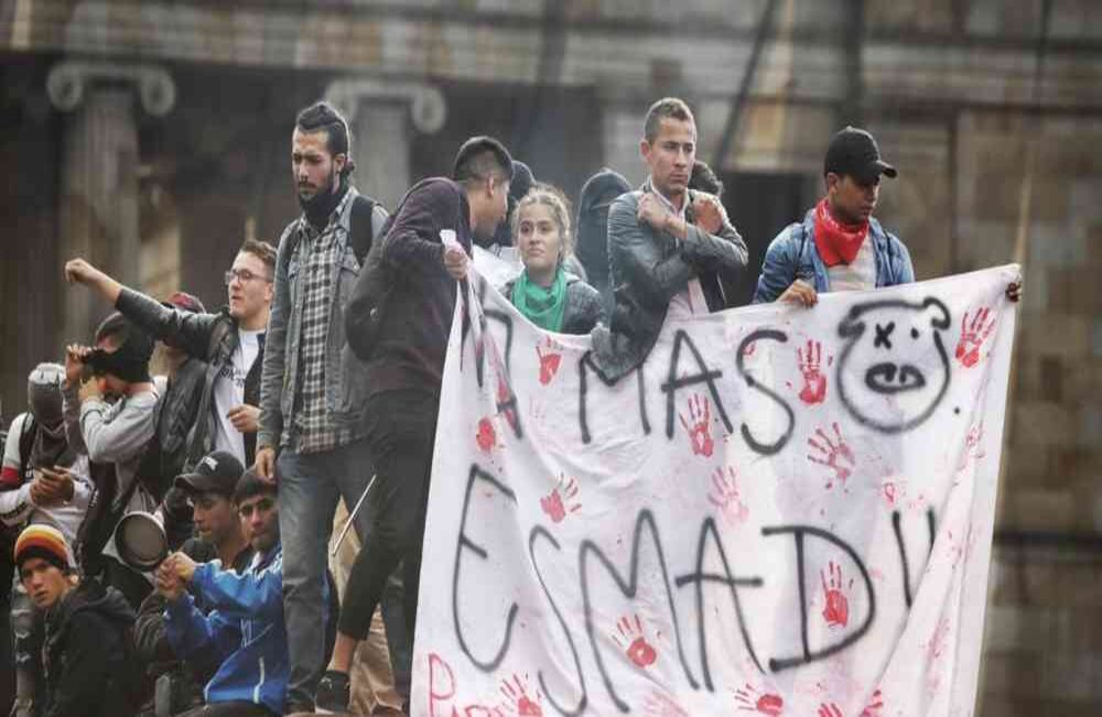 Muchas de las personas que acudieron a la Plaza de Bolívar denunciaron atropellos del Esmad en días pasados. Foto: Diana Rey
