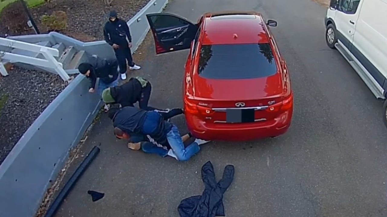 El enfrentamiento entre ladrones y víctima quedó captado en un video de cámara de seguridad, el cual fue compartido por la policía de Rocky Hill.
