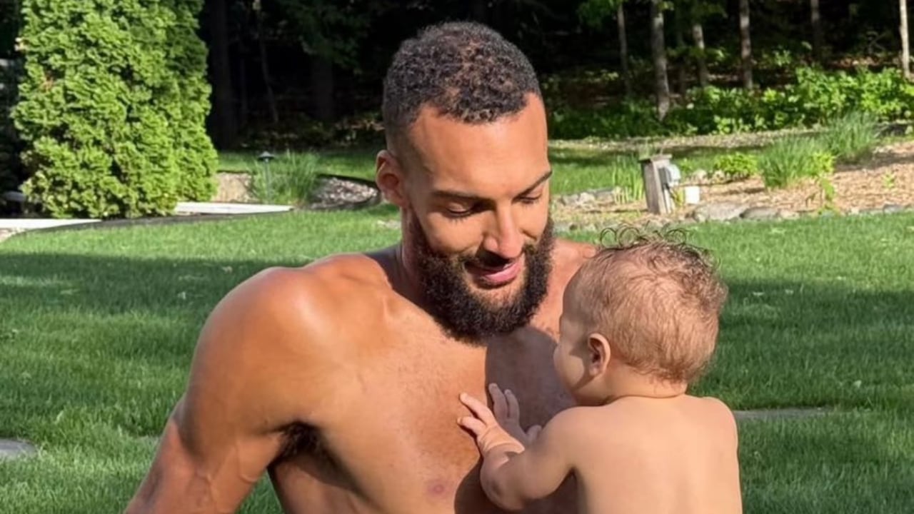 Rudy Gobert y su hijo, en medio de la separación con Julia Bonilla.