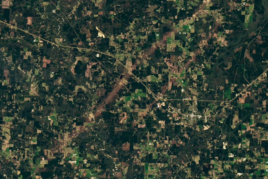 Varias tormentas avanzaron sin pausa, ganando fuerza al atravesar pueblos y zonas rurales.