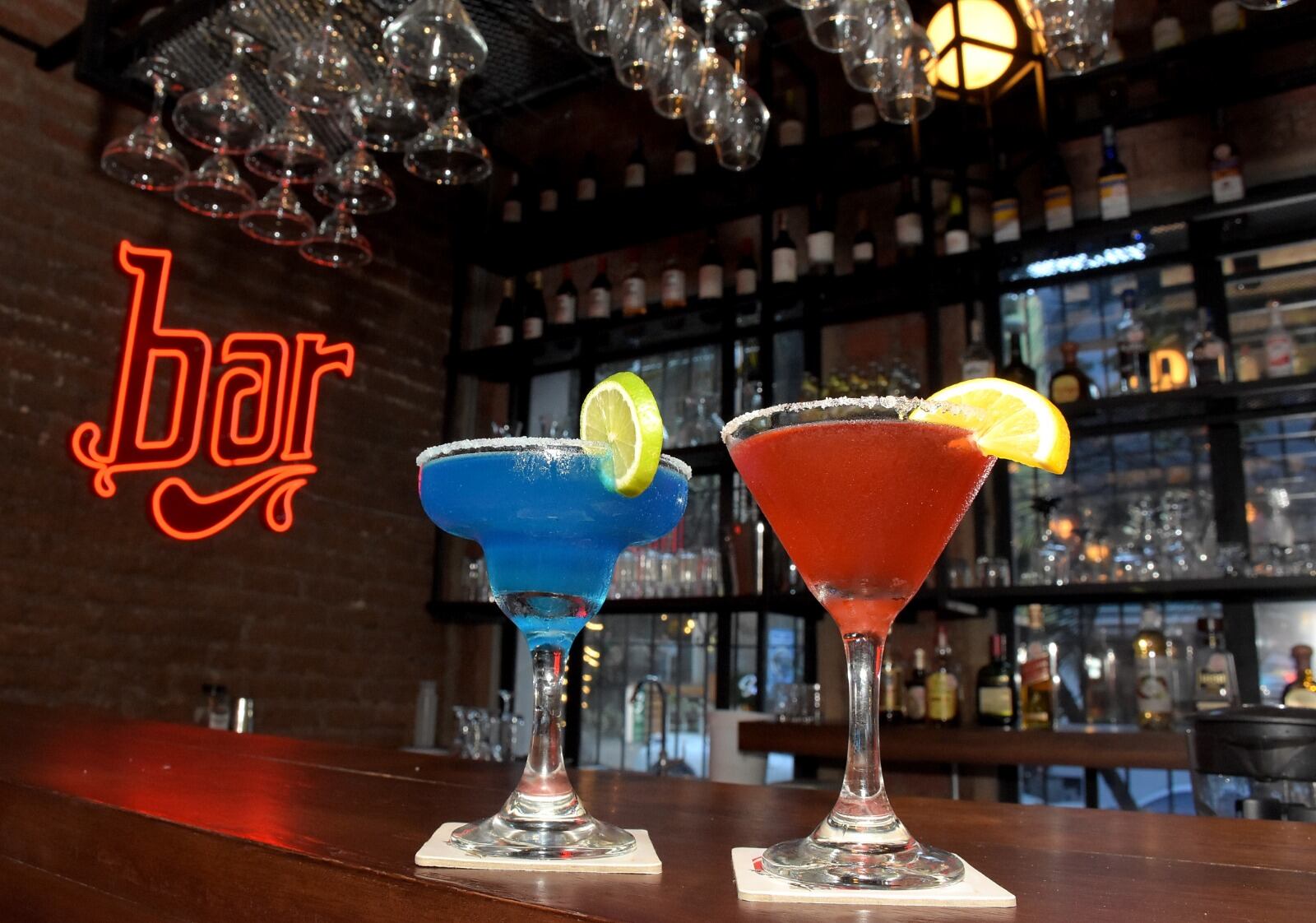 Además de un variado menú, en Piccolo también puede degustar de una exquisita selección de cócteles y licores en su bar.