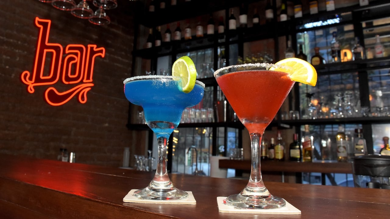 Además de un variado menú, en Piccolo también puede degustar de una exquisita selección de cócteles y licores en su bar.