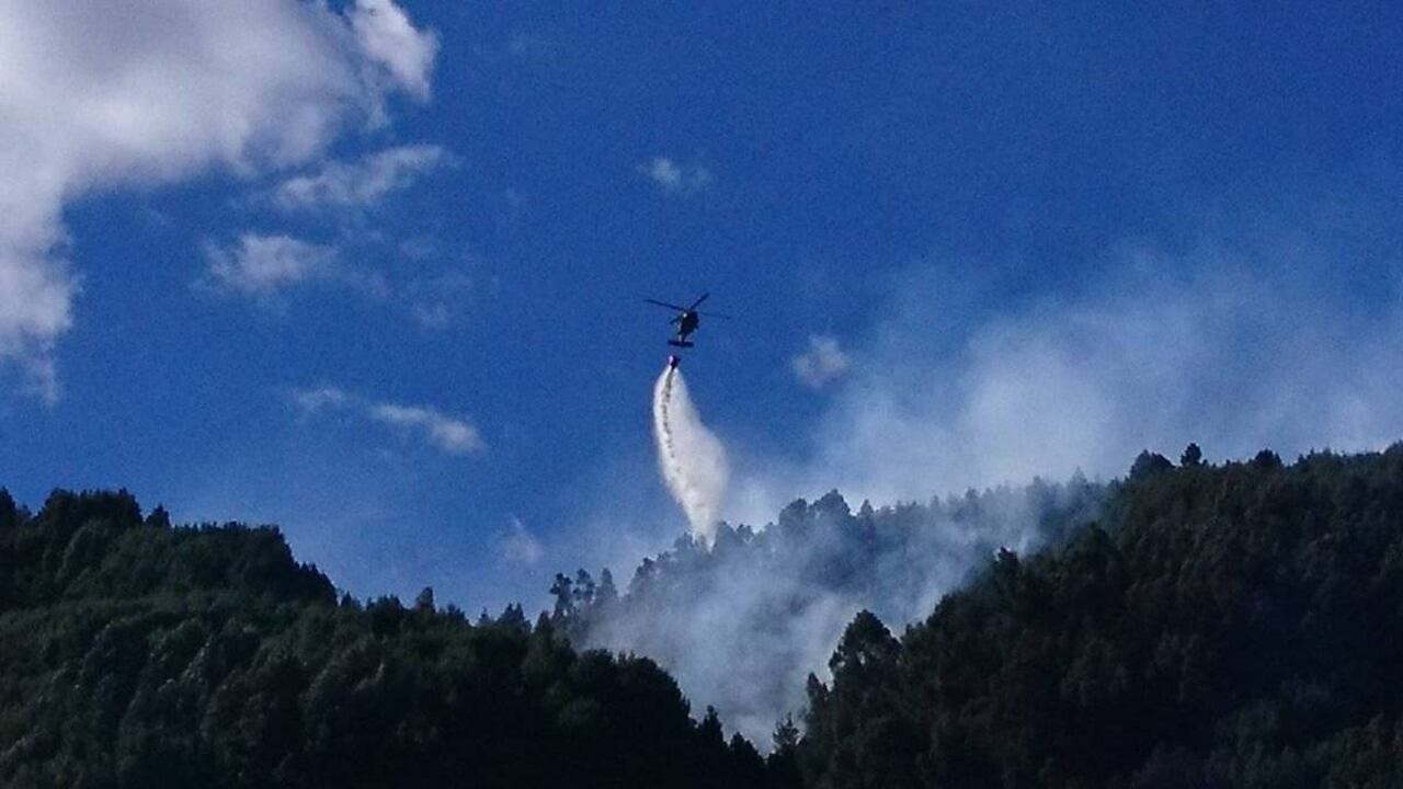 Un helicóptero de la Fuerza Aérea se encuentra apoyando las labores de extinción del incendio en Paipa. Foto: Alcaldía de Paipa.