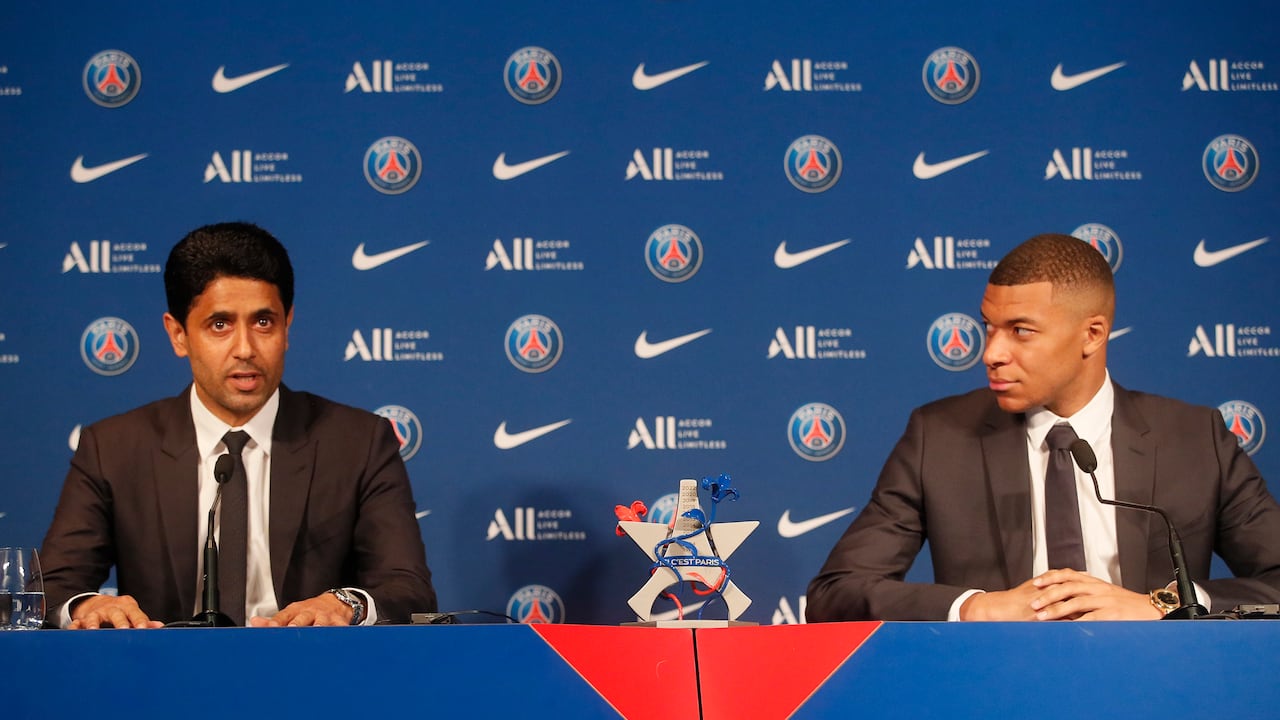 Kylian Mbappé junto a Nasser Al-Khelaifi, presidente del PSG.