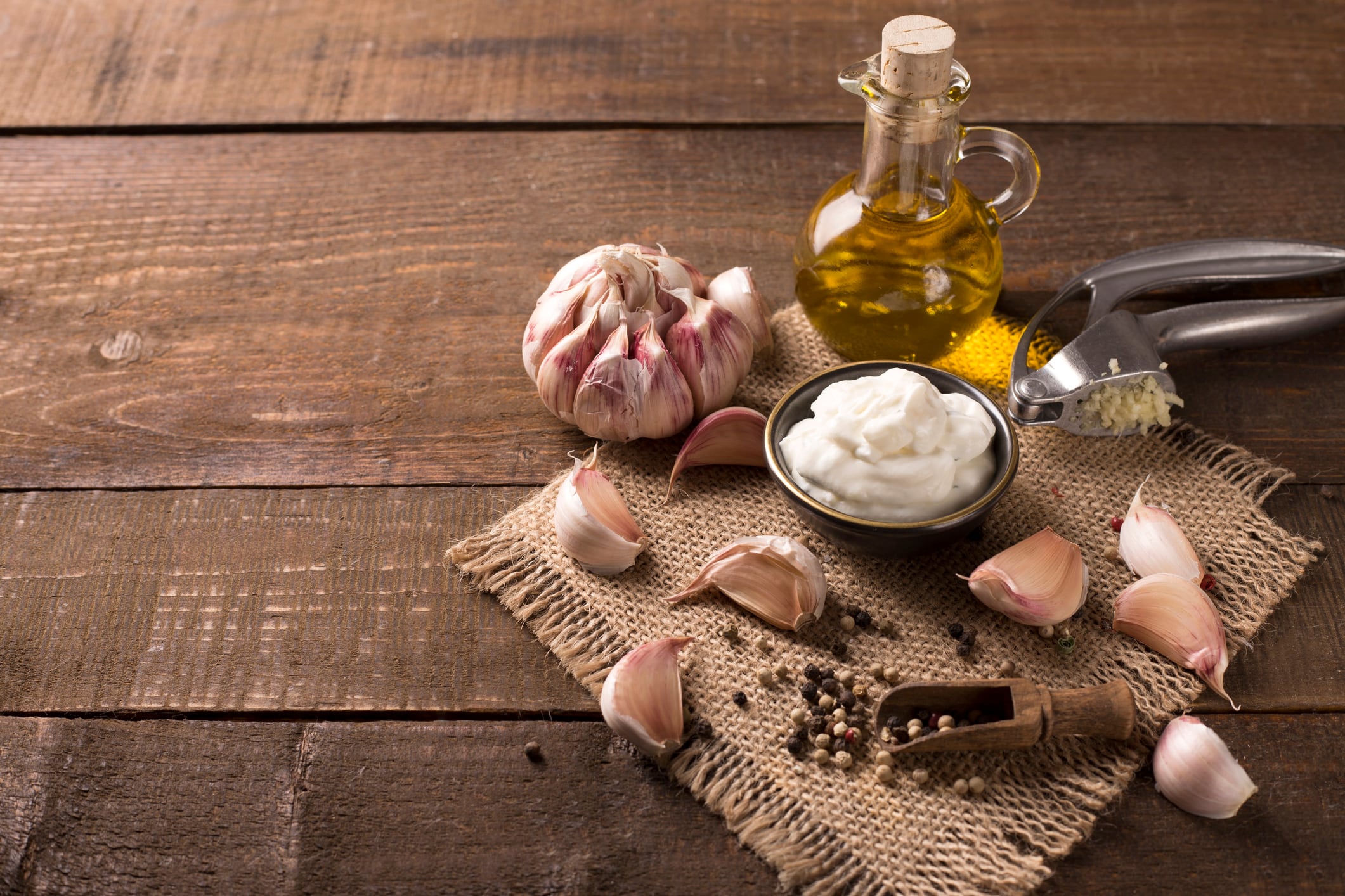 Descubra cómo una mascarilla de cebolla puede ayudarlo a mantener su cabello enraizado y fortalecido, sin salir de su hogar.