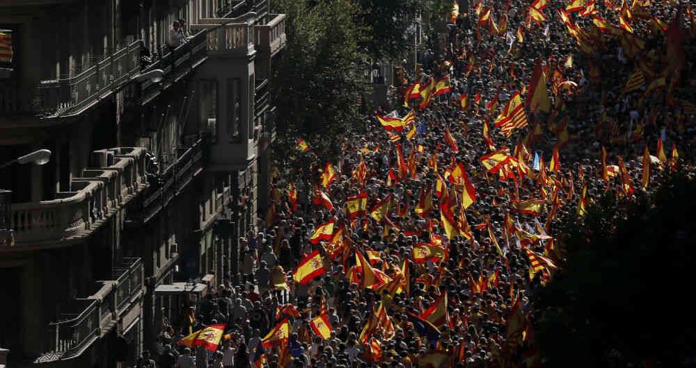 Cientos de miles se manifiestan en Barcelona contra independencia de Cataluña