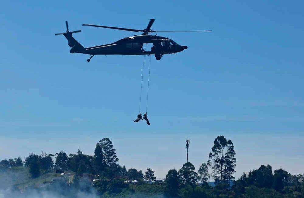 Frente a un alto número de asistentes, las escuadrillas realizaron con sus aeronaves maniobras aplaudidas por los asistentes. Foto: Daniel Reina Romero / SEMANA