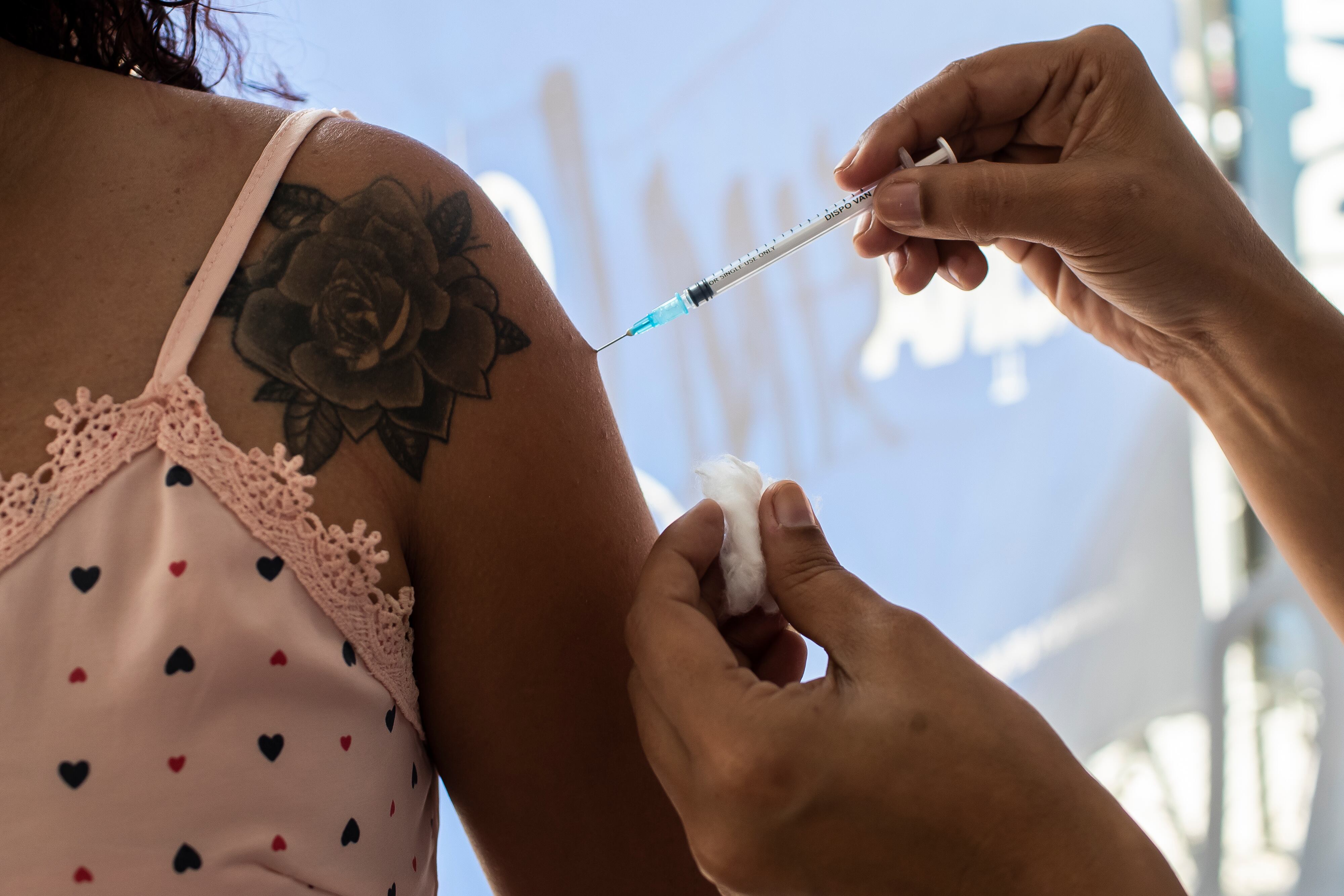 FDA aprobaría pronto la tercera dosis de la vacuna anticovid para personas inmunodeprimidas